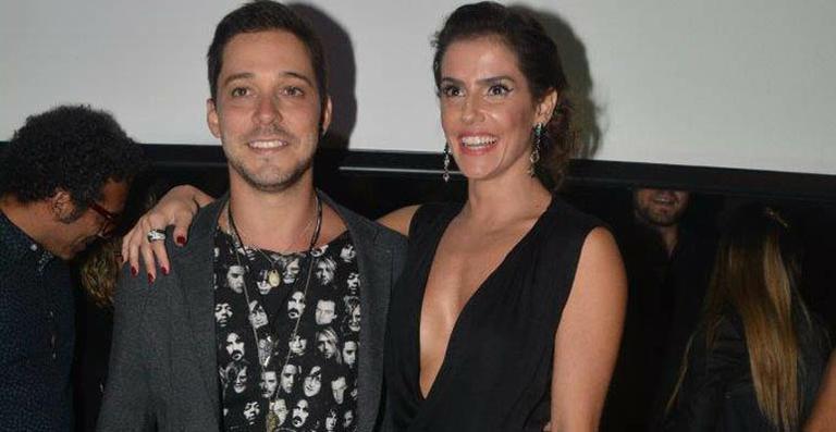 Com look decotado, Deborah Secco curte o namorado no SPFW