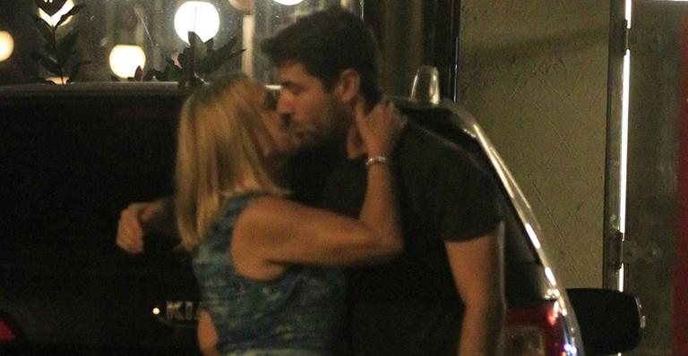 Recaída? Susana Vieira é vista beijando o ex-noivo, Sandro Pedroso