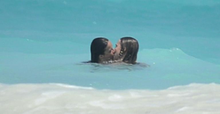 Cara Delevingne e Michelle Rodriguez trocam beijos quentes no mar