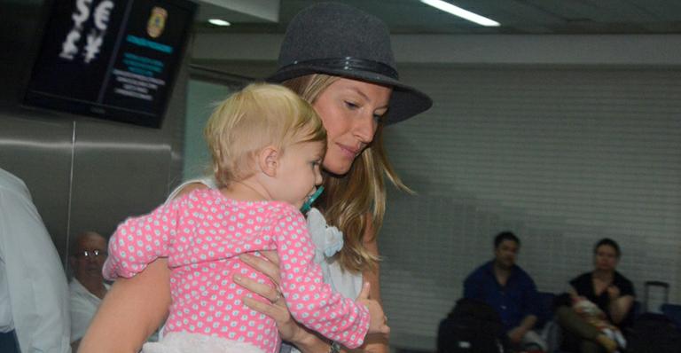 Gisele Bündchen desembarca com a filha no colo em São Paulo