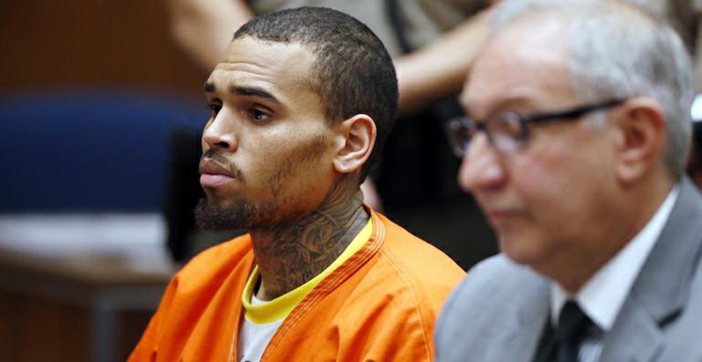Vídeo: Da cadeia, Chris Brown liga para a namorada e se declara