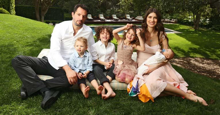 Michelle Alves e Guy Oseary, empresário da Madonna, apresentam a família