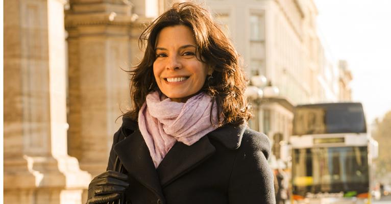 Com o corpo perfeito aos 47 anos, Helena Ranaldi é fã de caminhadas
