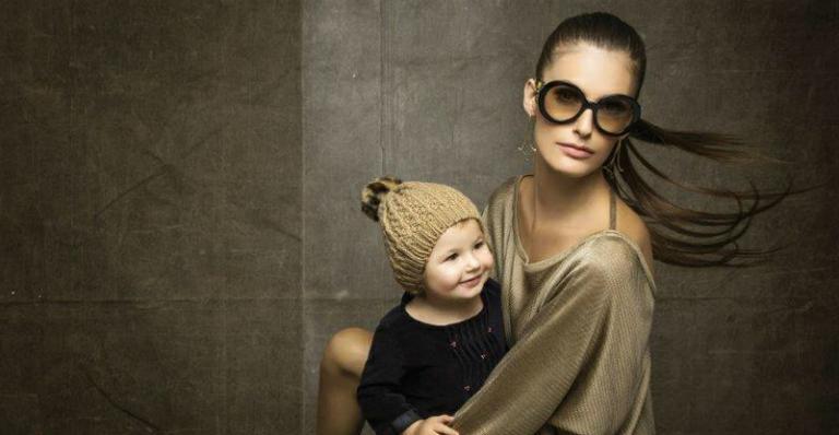 Carol Francischini faz primeiro ensaio de moda com a filha