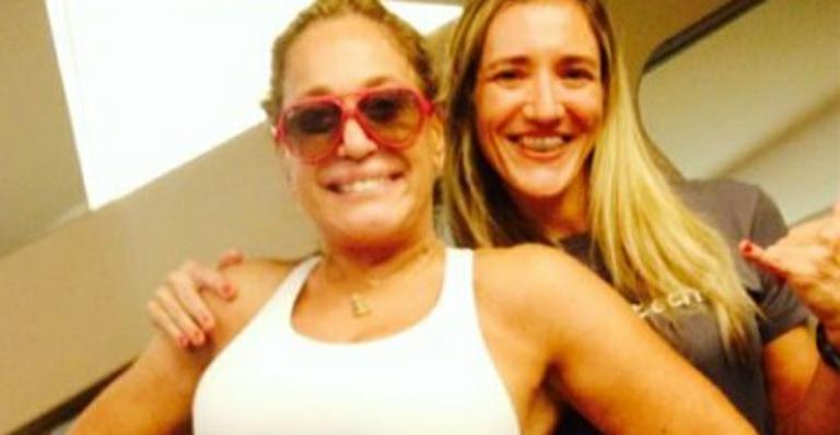 Aos 71 anos, Susana Vieira malha com a barriga à mostra