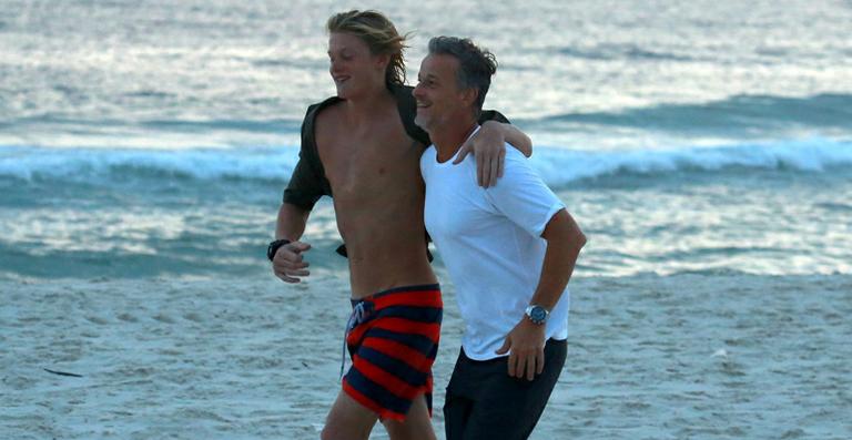 Marcello Novaes e Pedro aproveitam momento pai e filho no Rio de Janeiro