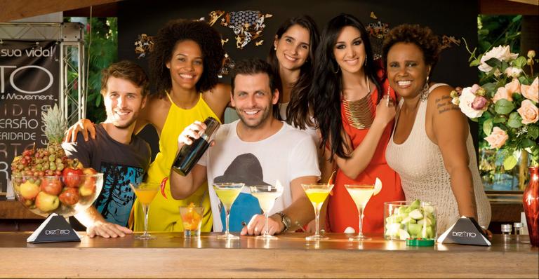 Henri Castelli recebe famosos em coquetel com saborosos drinques do seu bar