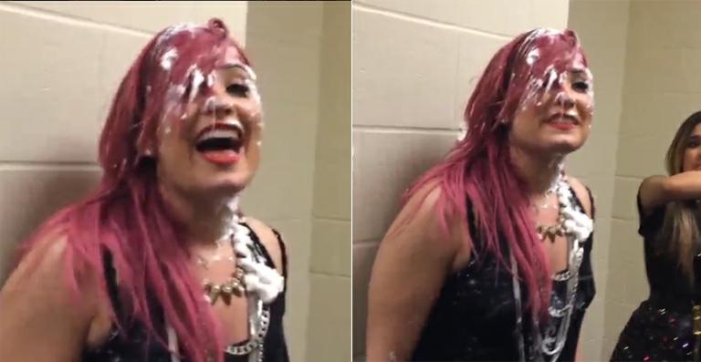 Demi Lovato leva tortada das amigas em despedida de banda de abertura