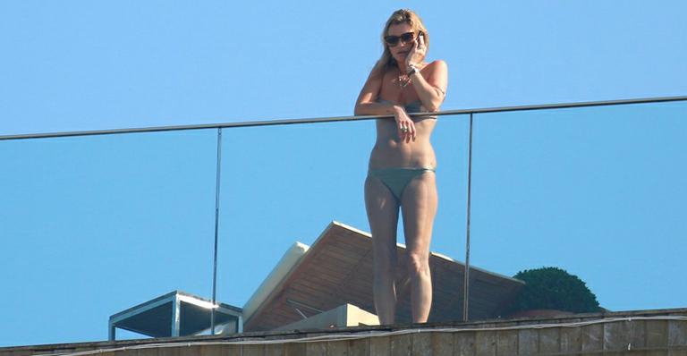 Kate Moss brinca com a filha durante passagem pelo Rio de Janeiro