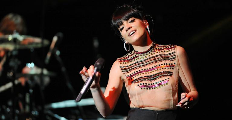 Em show beneficente, Lily Allen ousa com top transparente e sem sutiã