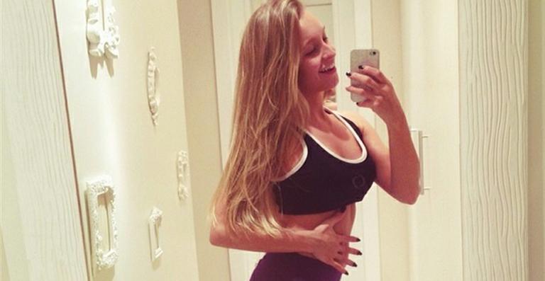 Carla Diaz mostra resultado de dieta: ‘Muito feliz com a minha barriguinha’