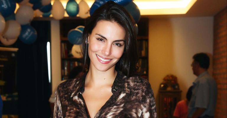 Mel Fronckowiak da apoio a triagem dental realizada pela ONG Turma do Bem