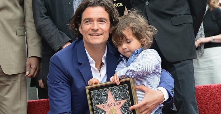 Com o filho, Orlando Bloom ganha estrela na Calçada da Fama