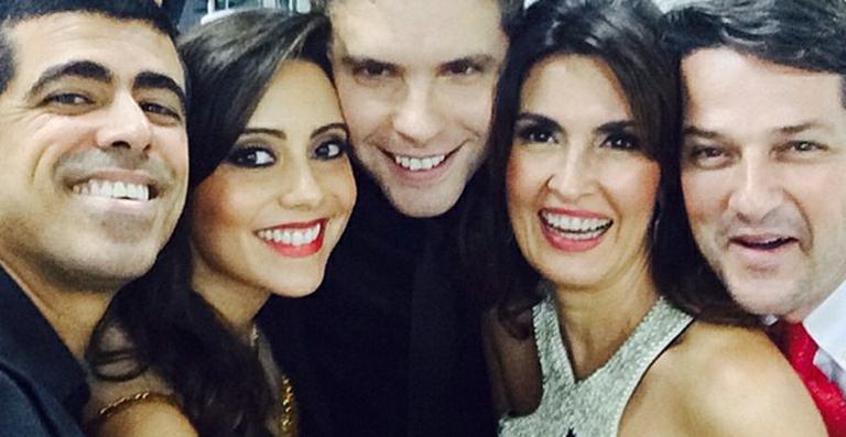 Artistas fazem selfies nos bastidores de festa da Globo