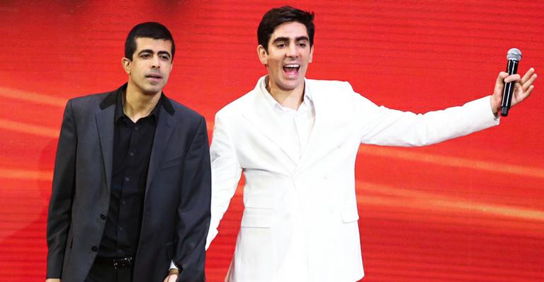Marcelo Adnet e Marcius Melhem quase protagonizam beijo gay durante festa