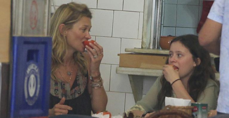 Gente como a gente! Kate Moss almoça em bar no Rio de Janeiro