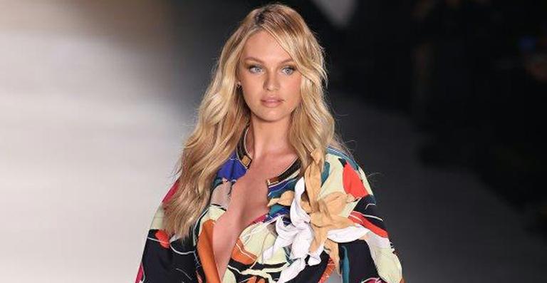 Candice Swanepoel arrasa no SPFW em desfile de grife