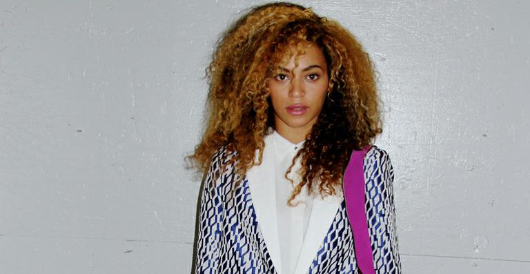 Beyoncé muda o visual e assume cabelos cacheados