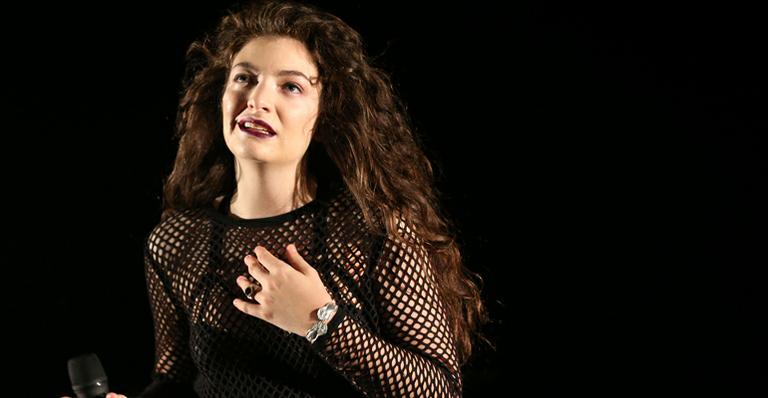 Em São Paulo, Lorde vai à restaurante e visita o Beco do Batman