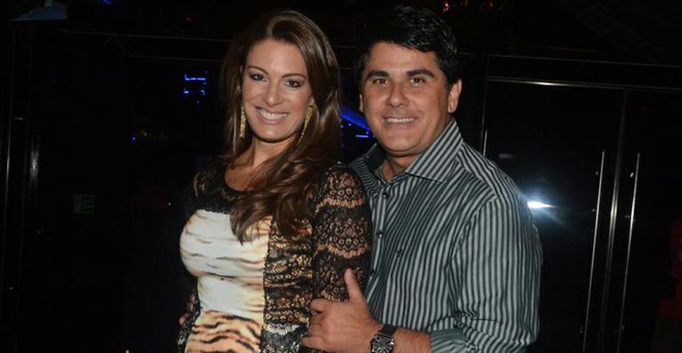 Elaine Mickely comemora aniversário de casamento com César Filho