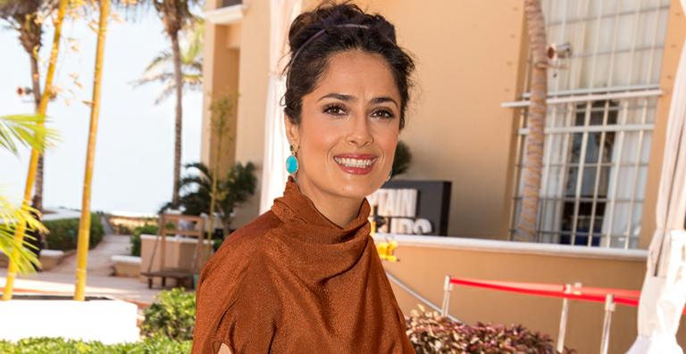 Salma Hayek mostra seu novo corte de cabelo