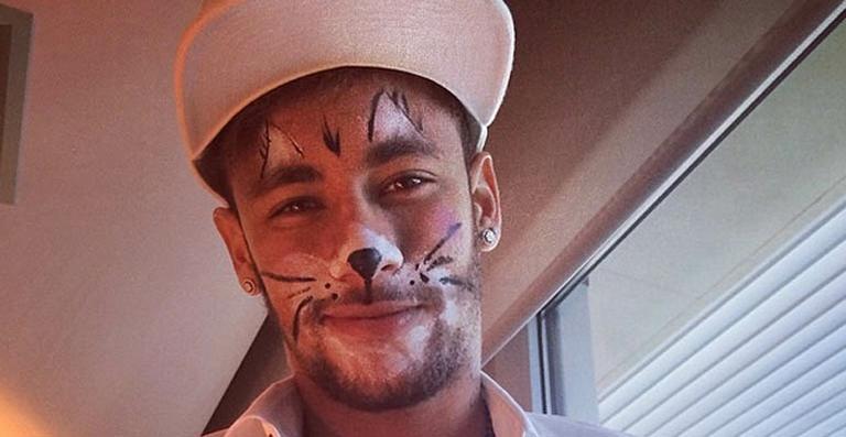 Miau? Neymar aparece pintado de ‘gatinho’ em foto da irmã