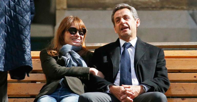 Nicolas Sarkozy e Carla Bruni aproveitam momento juntos em parque parisiense