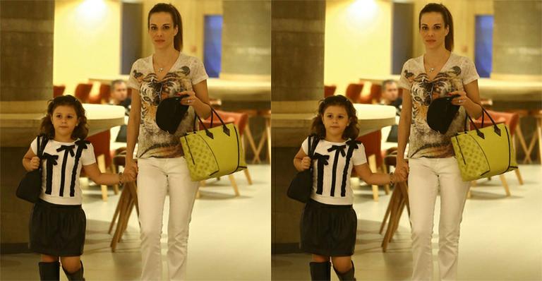 Ana Furtado passeia e confere novidades em um shopping carioca com a filha