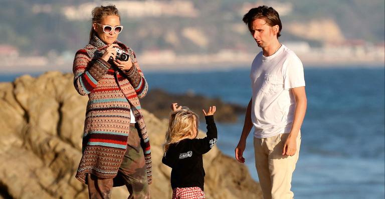 Kate Hudson curte praia ao lado do marido, Matt Bellamy e filho, Bingham