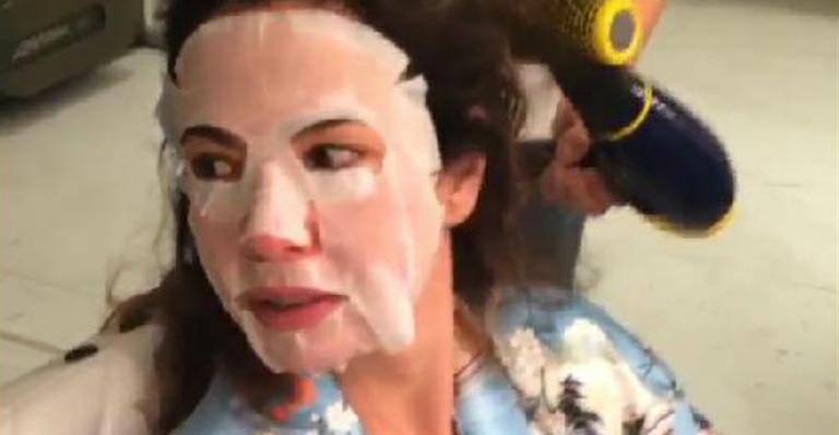 De máscara, Luciana Gimenez mostra preparação para evento de gala