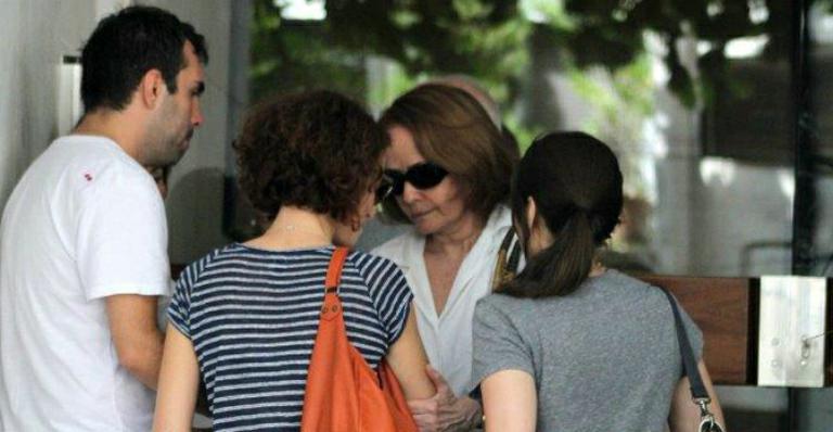 Família de José Wilker se reúne no apartamento da namorada do ator