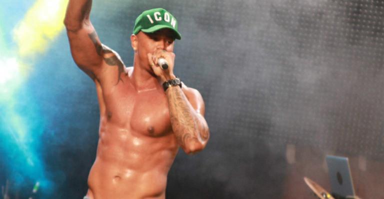 Fã rasga a camisa de Léo Santana durante show em Salvador