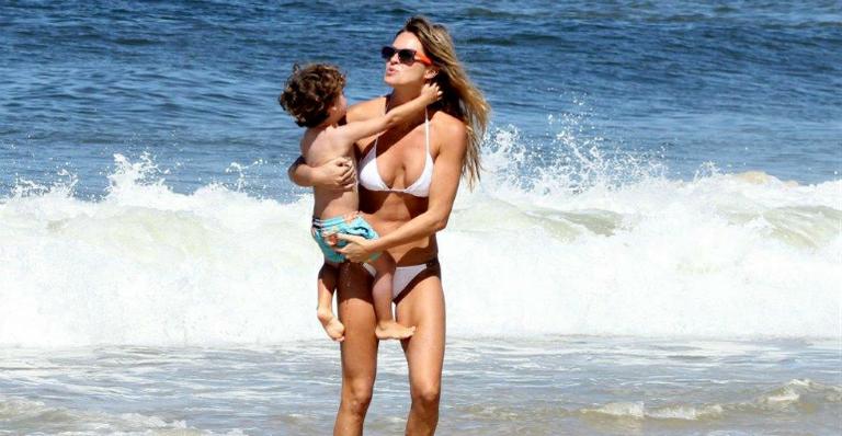 Letícia Birkheuer brinca com o filho em praia no Rio de Janeiro