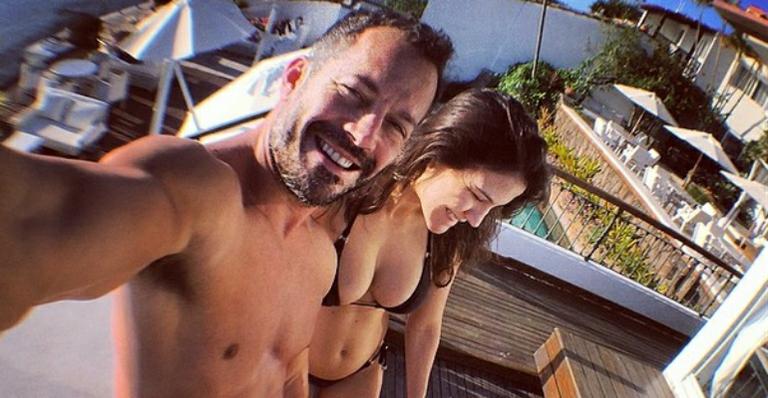 Malvino Salvador faz ‘selfie’ e mostra barriguinha de grávida da namorada