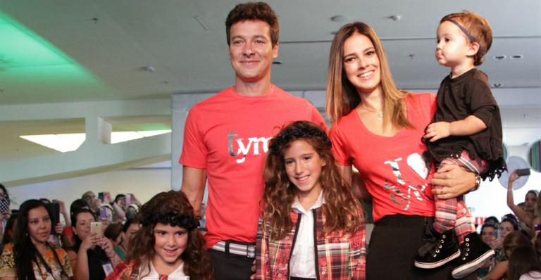 Filhas de Rodrigo Faro desfilam no Fashion Weekend Kids em São Paulo