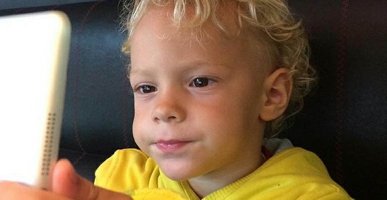Neymar brinca com ‘selfie’ do filho e fala sobre saudade