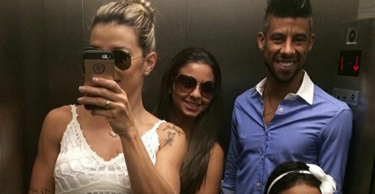 Léo Moura e Camila Silva posam para selfie antes do casamento