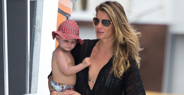 Gisele Bündchen curte praia em Fernando de Noronha ao lado dos filhos
