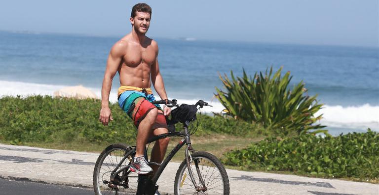 Sem camisa, Klebber Toledo pedala e exibe boa forma