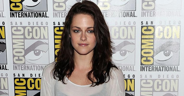 Kristen Stewart muda o visual radicalmente e pinta o cabelo de laranja