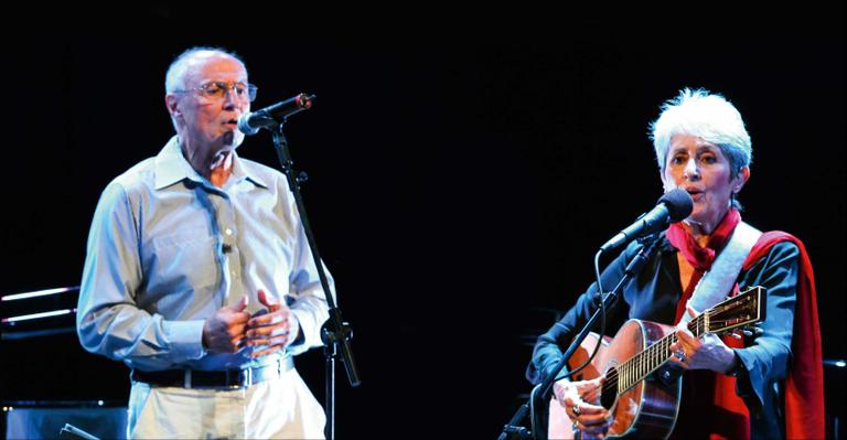 Eduardo Suplicy faz participação em show da cantora americana Joan Baez