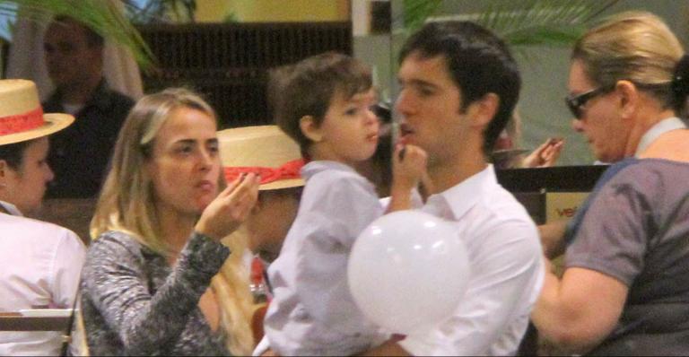 Juliana Silveira leva o filho para assistir peça infantil no Rio de Janeiro
