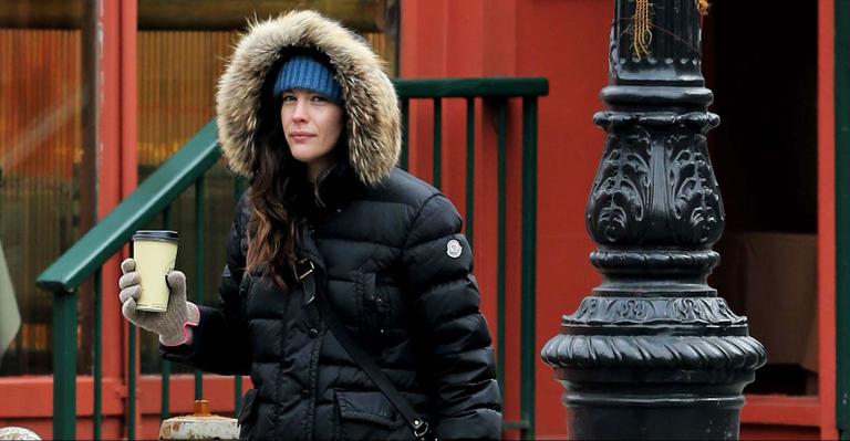 Liv Tyler passeou pelas ruas da cidade de Nova York com seu cachorro Neal