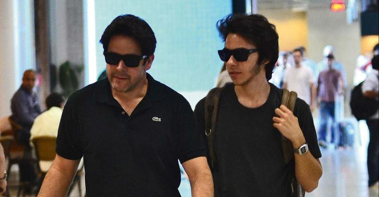 Murilo Benício e o filho chamaram atenção pela semelhança em aeroporto no Rio