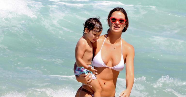 Letícia Birkheuer passeia com o filho, João Guilherme, na praia de Ipanema