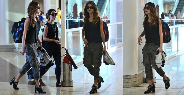Thaila Ayala desfila pelo aeroporto com bota de R$7 mil