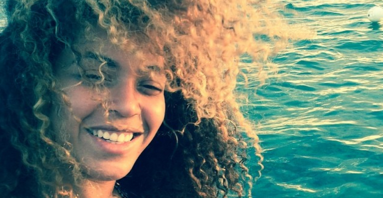 Com novo visual, Beyoncé aparece sorridente e sem maquiagem