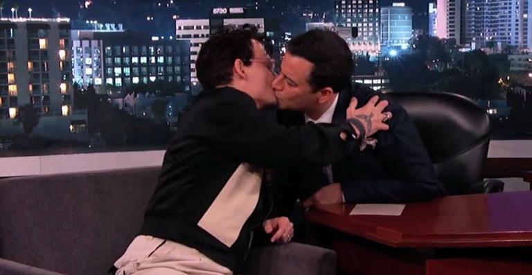 Noivo, Johnny Depp beija o apresentador Jimmy Kimmel na boca de novo
