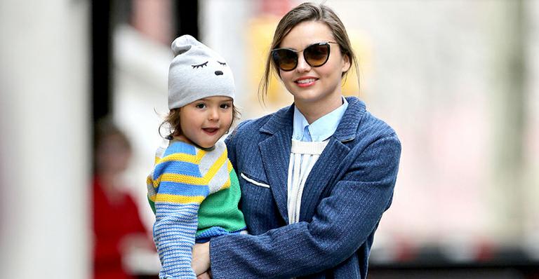 Miranda Kerr passeia com o filho em Nova York