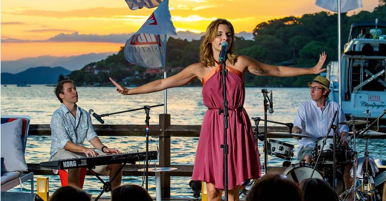 Na Ilha de CARAS, Aline Muniz faz show com pôr do sol como paisagem de fundo